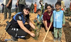 Çocuklar ve polis el ele: Yanan ormanlar yeniden yeşeriyor