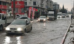 Antalya'da şiddetli yağış yaşamı olumsuz etkiledi