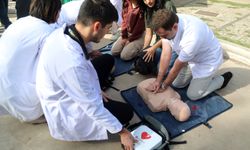 AÜ'de yaşam kurtaran eğitim: Kalbi duran hastanın 10 dakikası var