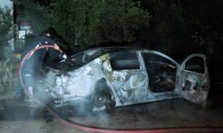 Antalya'da park halindeki araç yandı