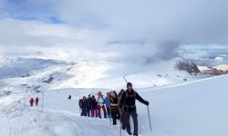 Antalya'nın beyaza bürünen zirvelere kar yürüyüşü