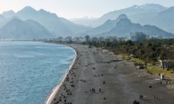 Doğu'da kar, Antalya'da yazdan kalma sıcaklık
