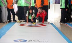 Kız çocukları floor curling ile tanıştı