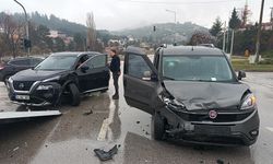 İki araç çarpıştı: 1 yaralı