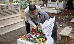Bebekleri kaybeden gazi ile eşi, tazminat kararı çıkınca mezar taşına sarılarak ağladı