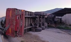 Hurda yüklü TIR devrildi: 1 yaralı