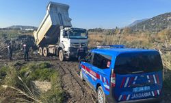 Antalya'da çay kenarından izinsiz kum alımına müdahale