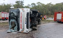 Antalya'da yolcu midibüsü devrildi: 5 yaralı