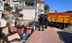 Antalya'da evde 2 kamyon atık çöp çıktı