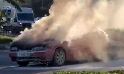 Alanya'da seyir halinde otomobil yandı