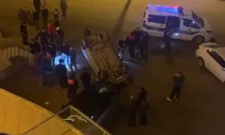 Otomobil binaya çarpıp devrildi: 2 yaralı!