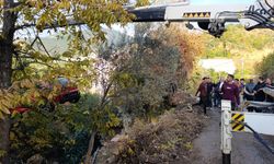 Alanya'da su borusu patladı: Taşan su ise otomobili bahçeye sürükledi