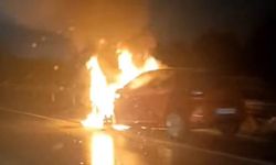 Seyir halindeki otomobil alev alev yandı