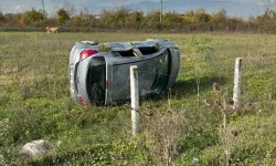 Şarampole devrilen otomobilde sürücü yaralandı