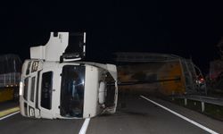 TIR'ın dorsesi direği devirdi, zincirleme kaza oldu