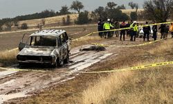 Yanmış otomobilin yanında bulunan cesedin, kayıp başı aranıyor