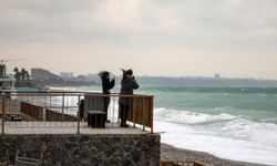 Antalya'da fırtına; dev dalgalar oluştu