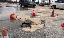 Antalya'da şiddetli yağışta yol çöktü
