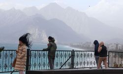 Antalya'yı sis kapladı, kuvvetli rüzgar etkisini artırdı