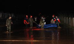 Antalya'da ev, iş yerlerini ve tarım alanlarını su bastı