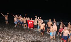 Antalya'da yeni yıl denizde karşılandı