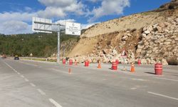 Antalya-Kumluca yolunda heyelan; trafik tek şeritten veriliyor