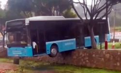 Antalya'da freni boşalan otobüs, duvarda asılı kaldı