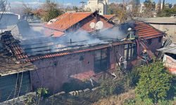 Antalya'da gecekondu yandı