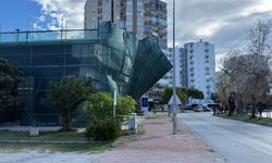Antalya'da şiddetli rüzgar inşaat iskelesini uçuracaktı