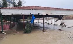 Antalya'da yağmurlar nedeniyle ırmak taştı, restoranlar ve bahçeleri su bastı