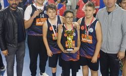Basketbol turnuvasının birincilerine kupa