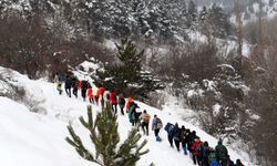 Doğa sporu tutkunlarının kar yürüyüşü