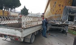 Dorseye çarpan kamyonetin sürücüsü yaralandı