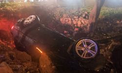 Kazada yaralanan kadın ıslanmasın diye şemsiye ile başında beklediler