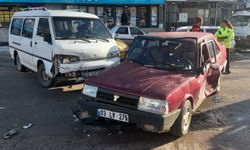 Otomobille minibüs çarpıştı: 1 yaralı