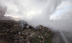 Yangında evinde mahsur kaldı