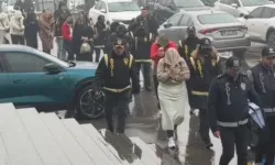 Fuhuş operasyonunda gözaltına alınan 9 kadın adliyede