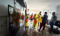 Antalya'da gönüllülerden su basan evlere yardım