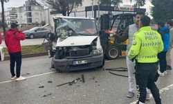 Hafif ticari araçla kamyonet çarpıştı: 1'i çocuk, 3 yaralı