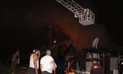 Antalya'da kundaklanan gecekondu alevlere teslim oldu