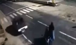 Otomobilin çarptığı üçtekerdeki anne ölürken, oğlu ağır yaralandı