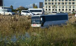 Antalya'da yolcu otobüsü ile hafif ticari araç çarpıştı