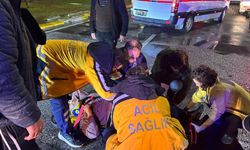 Yaya geçidinde motosiklet çarptı: 2 yaralı
