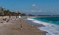 Antalya'da kuvvetli yağış; ev ve ahırları su bastı