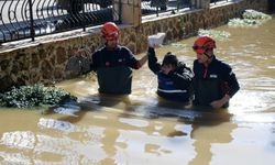 Alanya'da selde mahsur kalanlar kurtarıldı