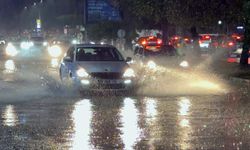 Antalya'da sağanak hayatı olumsuz etkiledi