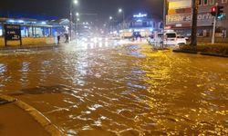 Alanya'da caddeleri su bastı