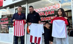 Arda Turan ve oyuncular imzaladı, küçük taraftar sevindi