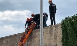 Dalgakıranda düşüp beton bloklar arasına sıkışan balıkçı kurtarıldı