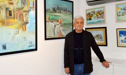 Hem çiziyor hem yazıyor